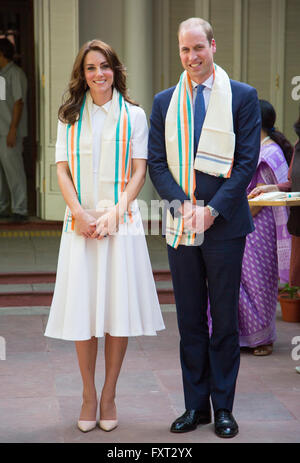 Prinz William und Catherine, Herzogin von Cambridge Pose mit Schals präsentiert Ihnen bei einem Besuch in der Ghandi Smriti-museum Stockfoto