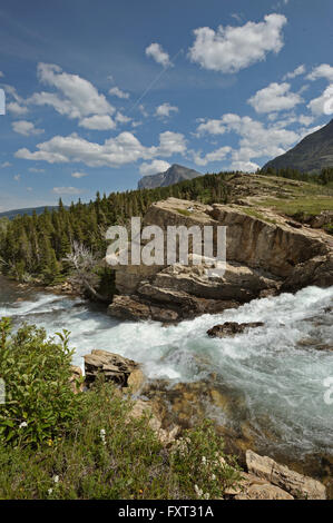 Wasserfälle in der Nähe des Swiftcurrent Lake, Many Glacier, Glacier National Park, Montana, USA Stockfoto