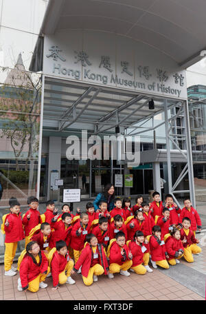 Asiatische Kinder in Schuluniformen vor Hong Kong Museum of History, Tsim Sha Tsui, Kowloon, Hong Kong, China Stockfoto