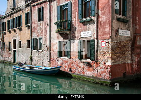 Kanal und Häuser im Stadtteil San Polo, Venedig, Veneto, Italien Stockfoto