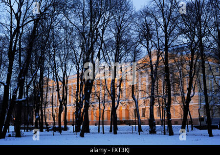 Russland. Sankt Petersburg. Staatliches Russisches Museum (Russisches Museum von seiner kaiserlichen Majestät Alexander III) in Mikhailovsky Palast. Neoklassizistischen Stil, errichtet im Jahre 1819-25 und Design von Carlo Rossi (1775-1849). Winterlandschaft. Stockfoto