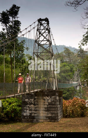 Sri Lanka, Kandy, Peradeniya Botanical Gardens, Touristen Mahaweli Fluß Hängebrücke überqueren Stockfoto