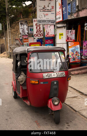 L1395Sri Lanka, Kandy, Daulagala, Auto-Rikscha vor Dorfläden geparkt Stockfoto