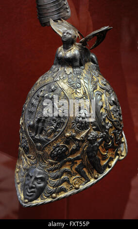 Burgonet Helm. Stahl. Gejagt und vergoldet. Zweiten Hälfte des 16. Jahrhunderts. Von Giovanni Battista Serabalio, ca. 1550-1560, Mailand, Italien. Rittersaal. Die Eremitage. Sankt Petersburg. Russland. Stockfoto