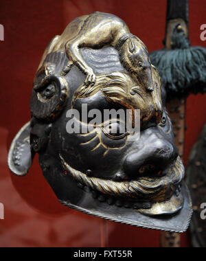 Burgonet Helm. Stahl. Gejagt und vergoldet. Von Filippo Negroli (1510-1579), Ca.1530-1540, Mailand, Italien. Rittersaal. Die Eremitage. Sankt Petersburg. Russland. Stockfoto