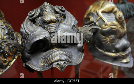 Burgonet Helm. Die Zugehörigkeit zu den zeremoniellen Rüstung von Guidobaldo della Rovvera, Herzog von Urbino. Stahl. Gejagt und vergoldet. Von Filippo Negroli (1510-1579), Ca.1535, Mailand, Italien. Rittersaal. Die Eremitage. Sankt Petersburg. Russland. Stockfoto