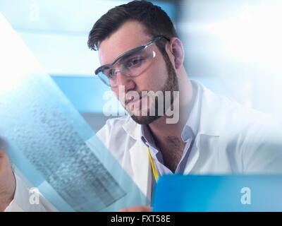 Wissenschaftler untersuchen DNA-Code im Labor Stockfoto