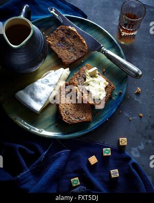 Draufsicht auf Datum und Walnuss Brot Scheibe mit frischer brie Stockfoto