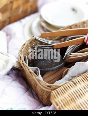 Nahaufnahme von Geschirr und Besteck in Wicker Picknick-Korb Stockfoto
