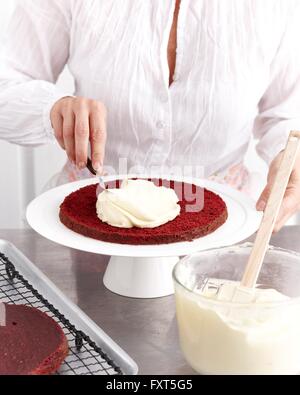 Herstellung von rosa samt Schokolade Kuchen Stockfoto