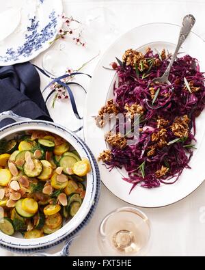Draufsicht auf Zucchini-Terrine und Rotkohl auf Platte Stockfoto