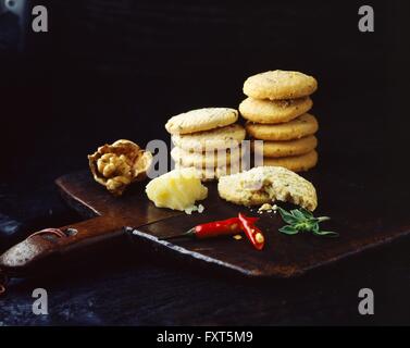 Stapel von hausgemachtem Walnuss Chili Käse Haferflockenkekse auf Vintage Holztablett Stockfoto