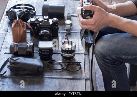 Fotografen, die Vorbereitung von Kamera und Zubehör am Schreibtisch Stockfoto