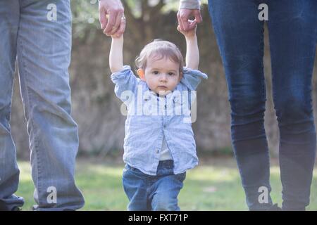 Geringen Teil der Eltern Baby jungen Händchen Stockfoto