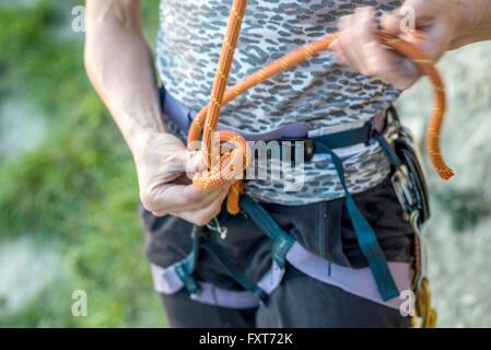 Innenfeldes Frau binden Rock auf Sicherheitsgurt Stockfoto