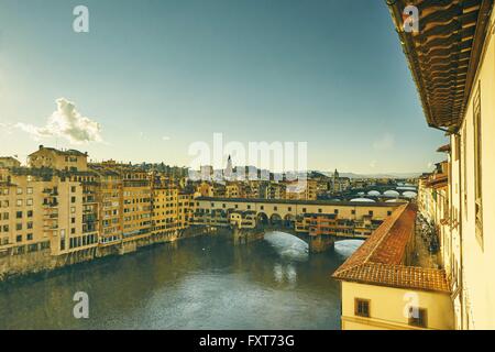 Erhöhten Blick auf den Fluss Arno und Ponte Vecchio, Florenz, Italien Stockfoto