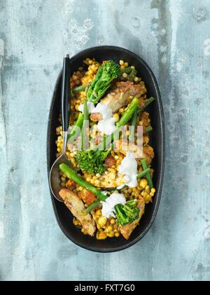 Harissa Hühnchen und zarte Stängel Brokkoli-curry, Linsen, Kichererbsen Stockfoto