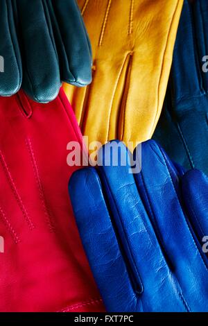 Draufsicht der bunten Lederhandschuhe Stockfoto