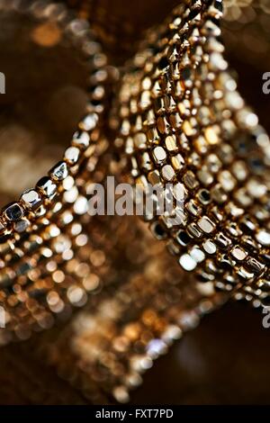 Nahaufnahme eines goldenen Armreifen Stockfoto