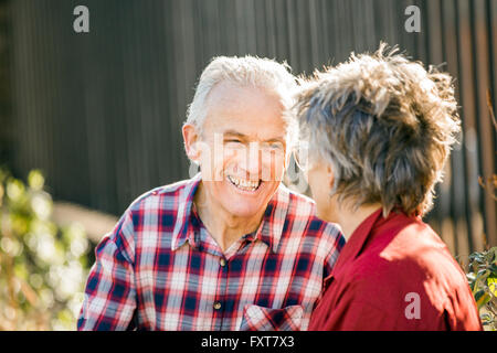 Älteres Paar auf Stadt auf dem Dach Garten im Chat Stockfoto