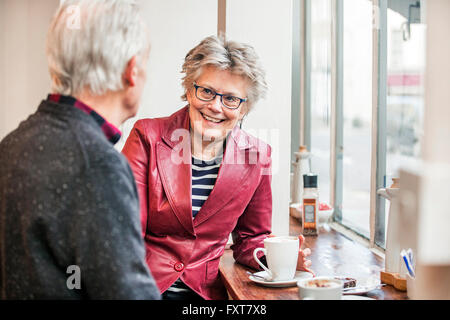 Älteres Paar im Café Fensterplatz im Chat Stockfoto