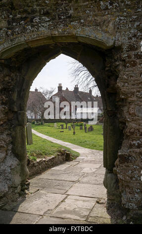 Friedhof der St. Thomas der Märtyrer, Winchelsea durch mittelalterliche Bogen Stockfoto