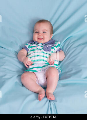 Entzückende glückliches Baby Boy auf blauem Hintergrund. Das Gesicht im Fokus Stockfoto