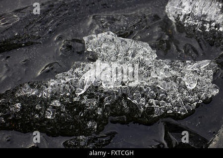 Eisschmelze am See, Finnland Stockfoto