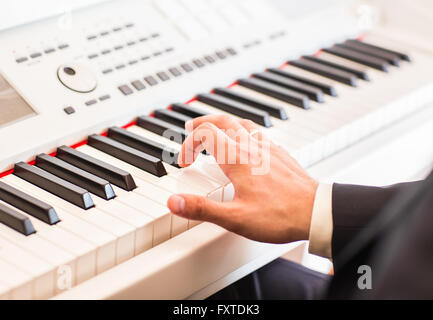 Hände der Musiker Nahaufnahme. Pianisten am e-piano Stockfoto