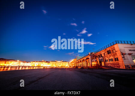 Die Lichter der Stadt Triest, Nachdenken über das Meer Stockfoto