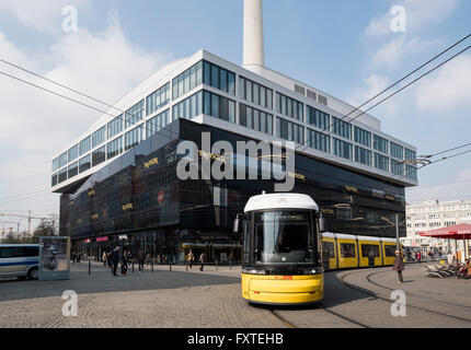 Ansicht der neuen TK Maxx Shopping Centre und Straßenbahn am Alexanderplatz in Mitte Berlin Deutschland Stockfoto
