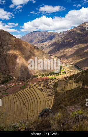 Weiten Blick auf die leuchtende majestätischen konzentrischen Terrassen von Pisac, Inkastätte in Sacred Valley, großen Reiseziel in C Stockfoto