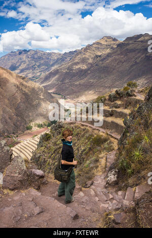 Touristische Erkundung des Inka-Trails führt zu den Ruinen von Pisac, Sacred Valley, großen Reiseziel in der Region Cusco, Peru. Stockfoto