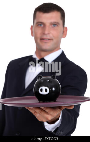 Kellner servieren ein Sparschwein Stockfoto