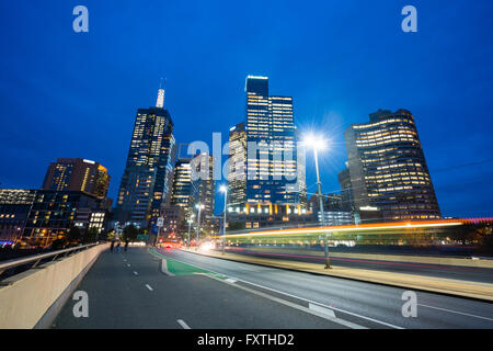Moderne Gebäude und Verkehr Wege in der Innenstadt von Melbourne Stockfoto