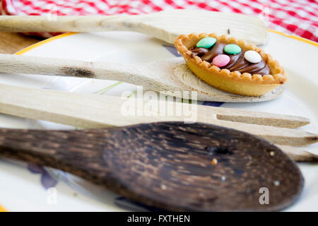 Gebäck mit Schokolade Sahne und farbigen Zuckermandeln Stockfoto