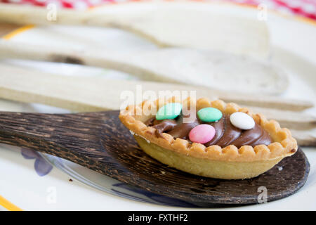 Gebäck mit Schokolade Sahne und farbigen Zuckermandeln Stockfoto