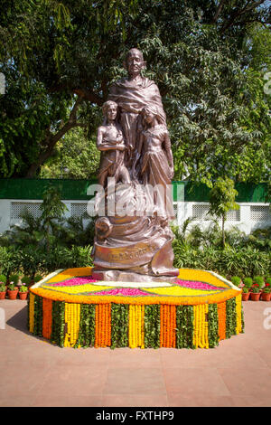 Eine Statue von Mahatma Ghandi in den Gärten von Gandhi Smriti, früher bekannt als Birla House oder Birla Bhavan in Neu-Delhi, Indien Stockfoto