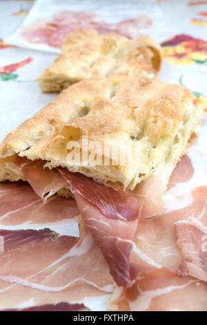 Focaccia gefüllt mit Serrano-Schinken Jamon geheilt als Pause Mittagessen Stockfoto