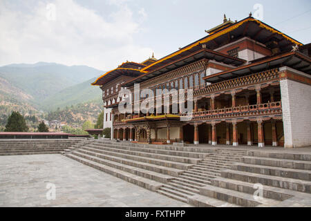 Tashichhoedzong བཀྲ་ཤིས་ཆོས་རྫོང ist ein buddhistisches Kloster und Festung am nördlichen Rand der Stadt von Thimpu, Bhutan Stockfoto