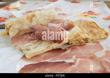 Focaccia gefüllt mit Serranoschinken Jamoncured als Pause Mittagessen Stockfoto