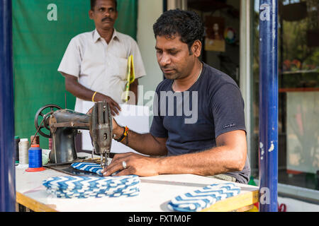 Inder Herstellung von Schuhen in einer provisorischen Werkstatt an der Seite der Straße in Kuilapalayam, Auroville, Indien Stockfoto