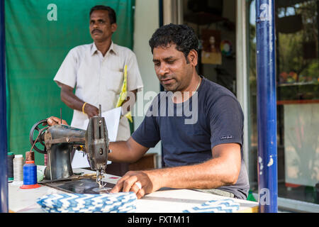 Inder Herstellung von Schuhen in einer provisorischen Werkstatt an der Seite der Straße in Kuilapalayam, Auroville, Indien Stockfoto