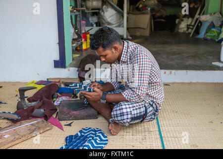 Inder Herstellung von Schuhen in einer provisorischen Werkstatt an der Seite der Straße in Kuilapalayam, Auroville, Indien Stockfoto
