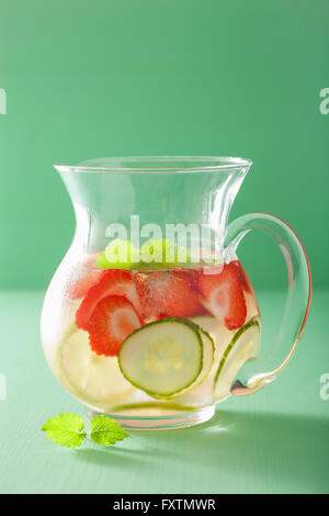 erfrischendes Sommergetränk mit Erdbeeren Gurke Limette im Glas Stockfoto