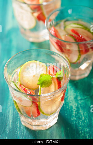 erfrischendes Sommergetränk mit Erdbeeren Gurke Kalk in Gläsern Stockfoto