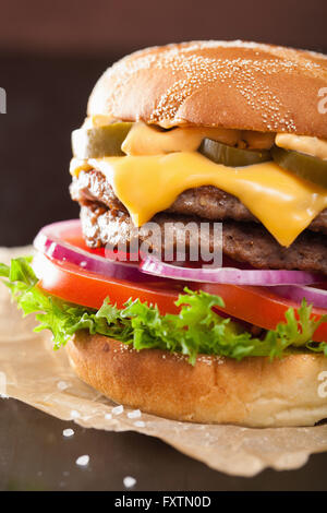 Double Cheeseburger mit Jalapeno-Tomaten-Zwiebel Stockfoto