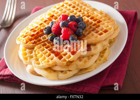 Waffeln mit Creme Fraiche und Beeren zum Frühstück Stockfoto