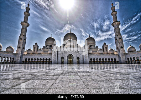 HDR-Blick auf den zentralen Bereich der Scheich-Zayid-Moschee in Abu Dhabi Stockfoto