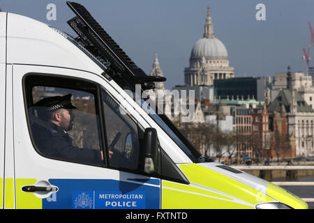 Metropolitan Police patrouillieren über London Bridge mit der City of London im Hintergrund in London am 13. März 2016. Stockfoto